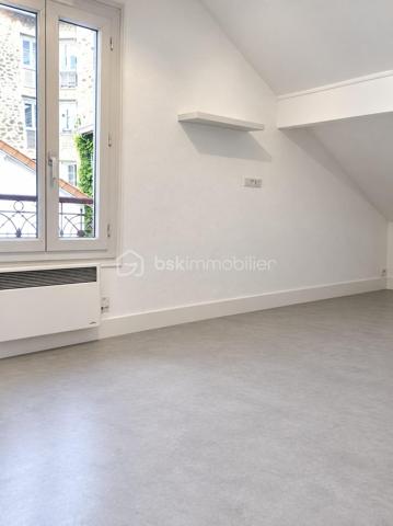 ENSEMBLE IMMOBILIER MIXTE À FORT POTENTIEL

À proximité des commodités et des transports, découvrez cet ensemble immobilier complet, implanté sur une même parcelle et offrant une combinaison rare : activité commerciale, logements et maison avec jardin.

L’ensemble comprend :

Un restaurant d’environ 284 m² situé au rez-de-chaussée ;
Un appartement F2 en duplex de 39,45 m² ;
Un appartement F3 en duplex de 46,91 m² ;
Une maison indépendante F3 de 54,39 m² avec jardin.

Soit une surface diagnostiquée totale d’environ 425 m², réunissant trois logements.

Cet ensemble immobilier représente une véritable opportunité pour un investisseur, une foncière, un marchand de biens ou un professionnel recherchant un actif mixte avec plusieurs possibilités d’exploitation et de valorisation.

Les différents espaces permettent d’envisager une stratégie patrimoniale diversifiée : conservation locative, optimisation des revenus, réorganisation des volumes ou revente distincte des différents éléments, sous réserve des autorisations nécessaires.

Les atouts
Ensemble immobilier vendu en totalité ;
Local commercial de grande superficie ;
Trois logements indépendants ;
Maison avec jardin ;
Diversification des revenus locatifs ;
Une seule parcelle cadastrale ;
Absence de copropriété ;
Emplacement recherché à Chelles.

Emplacement privilégié à proximité immédiate de la gare de Chelles–Gournay, desservie par le RER E et la ligne P du Transilien, avec l’arrivée prochaine de la ligne 16 du Grand Paris Express.

Dossier complet et renseignements financiers communiqués après étude du projet acquéreur.