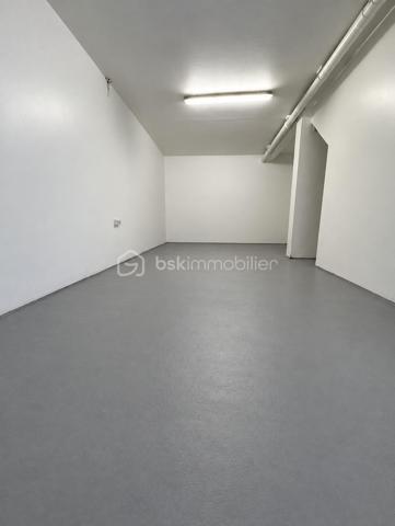 ENSEMBLE IMMOBILIER MIXTE À FORT POTENTIEL

À proximité des commodités et des transports, découvrez cet ensemble immobilier complet, implanté sur une même parcelle et offrant une combinaison rare : activité commerciale, logements et maison avec jardin.

L’ensemble comprend :

Un restaurant d’environ 284 m² situé au rez-de-chaussée ;
Un appartement F2 en duplex de 39,45 m² ;
Un appartement F3 en duplex de 46,91 m² ;
Une maison indépendante F3 de 54,39 m² avec jardin.

Soit une surface diagnostiquée totale d’environ 425 m², réunissant trois logements.

Cet ensemble immobilier représente une véritable opportunité pour un investisseur, une foncière, un marchand de biens ou un professionnel recherchant un actif mixte avec plusieurs possibilités d’exploitation et de valorisation.

Les différents espaces permettent d’envisager une stratégie patrimoniale diversifiée : conservation locative, optimisation des revenus, réorganisation des volumes ou revente distincte des différents éléments, sous réserve des autorisations nécessaires.

Les atouts
Ensemble immobilier vendu en totalité ;
Local commercial de grande superficie ;
Trois logements indépendants ;
Maison avec jardin ;
Diversification des revenus locatifs ;
Une seule parcelle cadastrale ;
Absence de copropriété ;
Emplacement recherché à Chelles.

Emplacement privilégié à proximité immédiate de la gare de Chelles–Gournay, desservie par le RER E et la ligne P du Transilien, avec l’arrivée prochaine de la ligne 16 du Grand Paris Express.

Dossier complet et renseignements financiers communiqués après étude du projet acquéreur.
