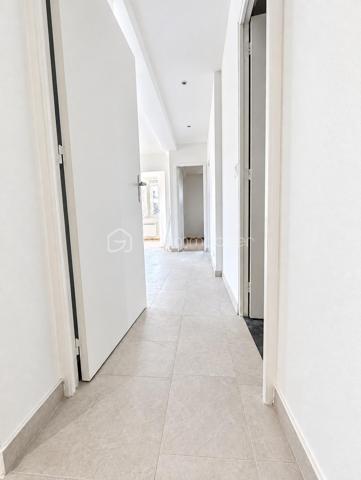 ENSEMBLE IMMOBILIER MIXTE À FORT POTENTIEL

À proximité des commodités et des transports, découvrez cet ensemble immobilier complet, implanté sur une même parcelle et offrant une combinaison rare : activité commerciale, logements et maison avec jardin.

L’ensemble comprend :

Un restaurant d’environ 284 m² situé au rez-de-chaussée ;
Un appartement F2 en duplex de 39,45 m² ;
Un appartement F3 en duplex de 46,91 m² ;
Une maison indépendante F3 de 54,39 m² avec jardin.

Soit une surface diagnostiquée totale d’environ 425 m², réunissant trois logements.

Cet ensemble immobilier représente une véritable opportunité pour un investisseur, une foncière, un marchand de biens ou un professionnel recherchant un actif mixte avec plusieurs possibilités d’exploitation et de valorisation.

Les différents espaces permettent d’envisager une stratégie patrimoniale diversifiée : conservation locative, optimisation des revenus, réorganisation des volumes ou revente distincte des différents éléments, sous réserve des autorisations nécessaires.

Les atouts
Ensemble immobilier vendu en totalité ;
Local commercial de grande superficie ;
Trois logements indépendants ;
Maison avec jardin ;
Diversification des revenus locatifs ;
Une seule parcelle cadastrale ;
Absence de copropriété ;
Emplacement recherché à Chelles.

Emplacement privilégié à proximité immédiate de la gare de Chelles–Gournay, desservie par le RER E et la ligne P du Transilien, avec l’arrivée prochaine de la ligne 16 du Grand Paris Express.

Dossier complet et renseignements financiers communiqués après étude du projet acquéreur.