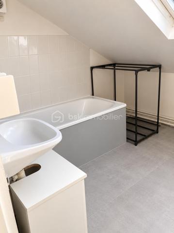 ENSEMBLE IMMOBILIER MIXTE À FORT POTENTIEL

À proximité des commodités et des transports, découvrez cet ensemble immobilier complet, implanté sur une même parcelle et offrant une combinaison rare : activité commerciale, logements et maison avec jardin.

L’ensemble comprend :

Un restaurant d’environ 284 m² situé au rez-de-chaussée ;
Un appartement F2 en duplex de 39,45 m² ;
Un appartement F3 en duplex de 46,91 m² ;
Une maison indépendante F3 de 54,39 m² avec jardin.

Soit une surface diagnostiquée totale d’environ 425 m², réunissant trois logements.

Cet ensemble immobilier représente une véritable opportunité pour un investisseur, une foncière, un marchand de biens ou un professionnel recherchant un actif mixte avec plusieurs possibilités d’exploitation et de valorisation.

Les différents espaces permettent d’envisager une stratégie patrimoniale diversifiée : conservation locative, optimisation des revenus, réorganisation des volumes ou revente distincte des différents éléments, sous réserve des autorisations nécessaires.

Les atouts
Ensemble immobilier vendu en totalité ;
Local commercial de grande superficie ;
Trois logements indépendants ;
Maison avec jardin ;
Diversification des revenus locatifs ;
Une seule parcelle cadastrale ;
Absence de copropriété ;
Emplacement recherché à Chelles.

Emplacement privilégié à proximité immédiate de la gare de Chelles–Gournay, desservie par le RER E et la ligne P du Transilien, avec l’arrivée prochaine de la ligne 16 du Grand Paris Express.

Dossier complet et renseignements financiers communiqués après étude du projet acquéreur.