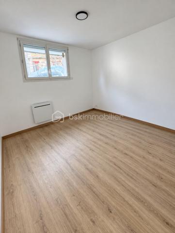 ENSEMBLE IMMOBILIER MIXTE À FORT POTENTIEL

À proximité des commodités et des transports, découvrez cet ensemble immobilier complet, implanté sur une même parcelle et offrant une combinaison rare : activité commerciale, logements et maison avec jardin.

L’ensemble comprend :

Un restaurant d’environ 284 m² situé au rez-de-chaussée ;
Un appartement F2 en duplex de 39,45 m² ;
Un appartement F3 en duplex de 46,91 m² ;
Une maison indépendante F3 de 54,39 m² avec jardin.

Soit une surface diagnostiquée totale d’environ 425 m², réunissant trois logements.

Cet ensemble immobilier représente une véritable opportunité pour un investisseur, une foncière, un marchand de biens ou un professionnel recherchant un actif mixte avec plusieurs possibilités d’exploitation et de valorisation.

Les différents espaces permettent d’envisager une stratégie patrimoniale diversifiée : conservation locative, optimisation des revenus, réorganisation des volumes ou revente distincte des différents éléments, sous réserve des autorisations nécessaires.

Les atouts
Ensemble immobilier vendu en totalité ;
Local commercial de grande superficie ;
Trois logements indépendants ;
Maison avec jardin ;
Diversification des revenus locatifs ;
Une seule parcelle cadastrale ;
Absence de copropriété ;
Emplacement recherché à Chelles.

Emplacement privilégié à proximité immédiate de la gare de Chelles–Gournay, desservie par le RER E et la ligne P du Transilien, avec l’arrivée prochaine de la ligne 16 du Grand Paris Express.

Dossier complet et renseignements financiers communiqués après étude du projet acquéreur.
