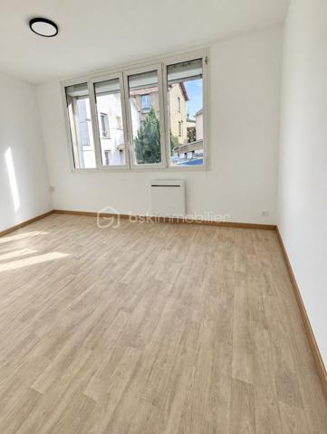 ENSEMBLE IMMOBILIER MIXTE À FORT POTENTIEL

À proximité des commodités et des transports, découvrez cet ensemble immobilier complet, implanté sur une même parcelle et offrant une combinaison rare : activité commerciale, logements et maison avec jardin.

L’ensemble comprend :

Un restaurant d’environ 284 m² situé au rez-de-chaussée ;
Un appartement F2 en duplex de 39,45 m² ;
Un appartement F3 en duplex de 46,91 m² ;
Une maison indépendante F3 de 54,39 m² avec jardin.

Soit une surface diagnostiquée totale d’environ 425 m², réunissant trois logements.

Cet ensemble immobilier représente une véritable opportunité pour un investisseur, une foncière, un marchand de biens ou un professionnel recherchant un actif mixte avec plusieurs possibilités d’exploitation et de valorisation.

Les différents espaces permettent d’envisager une stratégie patrimoniale diversifiée : conservation locative, optimisation des revenus, réorganisation des volumes ou revente distincte des différents éléments, sous réserve des autorisations nécessaires.

Les atouts
Ensemble immobilier vendu en totalité ;
Local commercial de grande superficie ;
Trois logements indépendants ;
Maison avec jardin ;
Diversification des revenus locatifs ;
Une seule parcelle cadastrale ;
Absence de copropriété ;
Emplacement recherché à Chelles.

Emplacement privilégié à proximité immédiate de la gare de Chelles–Gournay, desservie par le RER E et la ligne P du Transilien, avec l’arrivée prochaine de la ligne 16 du Grand Paris Express.

Dossier complet et renseignements financiers communiqués après étude du projet acquéreur.