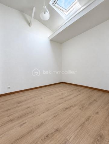 ENSEMBLE IMMOBILIER MIXTE À FORT POTENTIEL

À proximité des commodités et des transports, découvrez cet ensemble immobilier complet, implanté sur une même parcelle et offrant une combinaison rare : activité commerciale, logements et maison avec jardin.

L’ensemble comprend :

Un restaurant d’environ 284 m² situé au rez-de-chaussée ;
Un appartement F2 en duplex de 39,45 m² ;
Un appartement F3 en duplex de 46,91 m² ;
Une maison indépendante F3 de 54,39 m² avec jardin.

Soit une surface diagnostiquée totale d’environ 425 m², réunissant trois logements.

Cet ensemble immobilier représente une véritable opportunité pour un investisseur, une foncière, un marchand de biens ou un professionnel recherchant un actif mixte avec plusieurs possibilités d’exploitation et de valorisation.

Les différents espaces permettent d’envisager une stratégie patrimoniale diversifiée : conservation locative, optimisation des revenus, réorganisation des volumes ou revente distincte des différents éléments, sous réserve des autorisations nécessaires.

Les atouts
Ensemble immobilier vendu en totalité ;
Local commercial de grande superficie ;
Trois logements indépendants ;
Maison avec jardin ;
Diversification des revenus locatifs ;
Une seule parcelle cadastrale ;
Absence de copropriété ;
Emplacement recherché à Chelles.

Emplacement privilégié à proximité immédiate de la gare de Chelles–Gournay, desservie par le RER E et la ligne P du Transilien, avec l’arrivée prochaine de la ligne 16 du Grand Paris Express.

Dossier complet et renseignements financiers communiqués après étude du projet acquéreur.