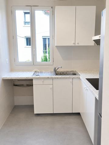 ENSEMBLE IMMOBILIER MIXTE À FORT POTENTIEL

À proximité des commodités et des transports, découvrez cet ensemble immobilier complet, implanté sur une même parcelle et offrant une combinaison rare : activité commerciale, logements et maison avec jardin.

L’ensemble comprend :

Un restaurant d’environ 284 m² situé au rez-de-chaussée ;
Un appartement F2 en duplex de 39,45 m² ;
Un appartement F3 en duplex de 46,91 m² ;
Une maison indépendante F3 de 54,39 m² avec jardin.

Soit une surface diagnostiquée totale d’environ 425 m², réunissant trois logements.

Cet ensemble immobilier représente une véritable opportunité pour un investisseur, une foncière, un marchand de biens ou un professionnel recherchant un actif mixte avec plusieurs possibilités d’exploitation et de valorisation.

Les différents espaces permettent d’envisager une stratégie patrimoniale diversifiée : conservation locative, optimisation des revenus, réorganisation des volumes ou revente distincte des différents éléments, sous réserve des autorisations nécessaires.

Les atouts
Ensemble immobilier vendu en totalité ;
Local commercial de grande superficie ;
Trois logements indépendants ;
Maison avec jardin ;
Diversification des revenus locatifs ;
Une seule parcelle cadastrale ;
Absence de copropriété ;
Emplacement recherché à Chelles.

Emplacement privilégié à proximité immédiate de la gare de Chelles–Gournay, desservie par le RER E et la ligne P du Transilien, avec l’arrivée prochaine de la ligne 16 du Grand Paris Express.

Dossier complet et renseignements financiers communiqués après étude du projet acquéreur.