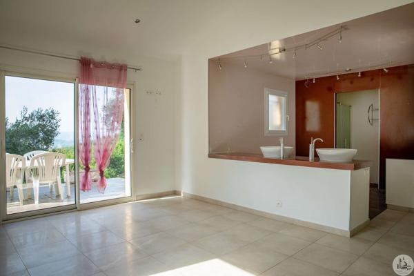 Grande maison contemporaine en situation dominante
