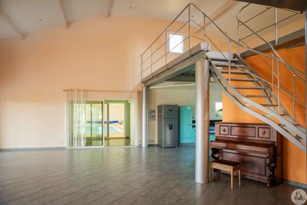Grande maison contemporaine en situation dominante