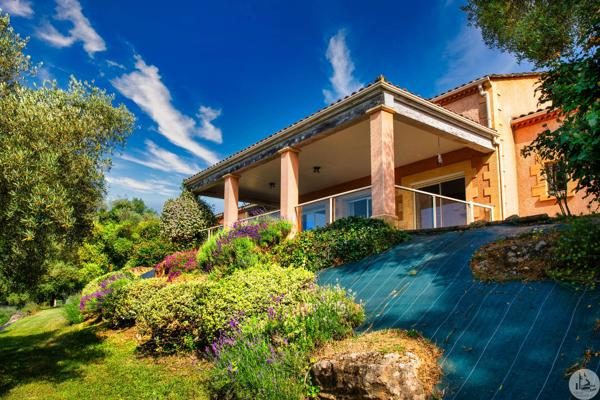 Grande maison contemporaine en situation dominante