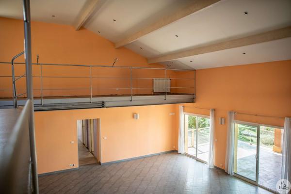 Grande maison contemporaine en situation dominante