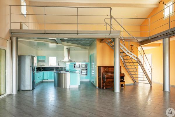 Grande maison contemporaine en situation dominante