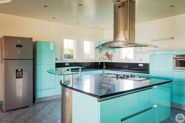 Grande maison contemporaine en situation dominante