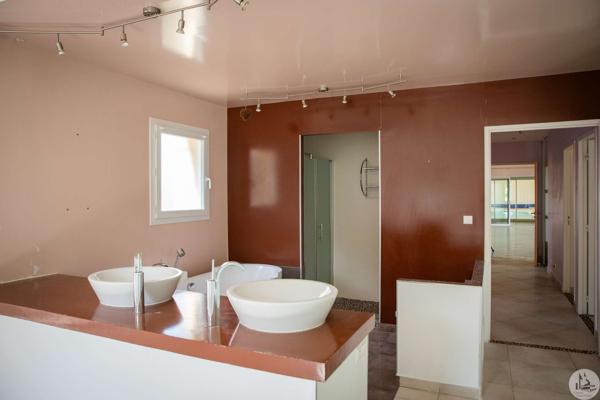 Grande maison contemporaine en situation dominante