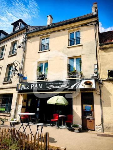 Au 1 Rue Notre Dame, en plein cœur de Dammartin-en-Goële, BSK Immobilier vous propose en exclusivité cet immeuble de rapport à usage mixte, entièrement loué, pour un investisseur à la recherche d'un rendement solide et sécurisé.

Immeuble ancien de caractère (construction antérieure à 1948), édifié sur 3 niveaux, d'une superficie globale d'environ 255 m² (référence cadastrale AB n°90).

Composition de l'immeuble
2 studios au 3ème étage
2 appartements de type F3 aux 1er et 2ème étages
1 local commercial en rez-de-chaussée (bail commercial, activité de restauration — bar, brasserie, restaurant), avec cave et cour privative

Chaque appartement dispose de son propre compteur électrique et de son propre compteur d'eau (en cours ), garantissant une répartition simple et individualisée des charges pour chaque locataire.

Tous les lots sont actuellement loués.

Rentabilité
Loyers annuels perçus : ≈ 40 950 € / an (hors charges)
Rendement brut : 10,5 %
Appartements confiés en gestion locative professionnelle avec garantie loyers impayés — sécurisation totale de la rente pour l'investisseur
Local commercial en bail commercial ancien, loué depuis le 9 septembre 2014 — plus de 10 ans d'ancienneté locative, gage de stabilité
La taxe foncière est prise en charge à hauteur de 60 % par le locataire commercial, ce qui allège significativement les charges du propriétaire
Un bien qui se valorise déjà
Les 4 ballons d'eau chaude de l'immeuble ont été remplacés apres avoir effectué les diagnostics , factures des travaux présentées sur demande
Un studio du 3ème étage a été entièrement rénové : cuisine et salle de douche refaites à neuf, rénovation complète du lot

DPE actuel : classe G (432 kWh/m²/an — 17 kg CO2/m²/an)

Un audit énergétique réglementaire a été réalisé, proposant un scénario de rénovation performante permettant d'atteindre la classe A (64 kWh/m²/an), avec un parcours de travaux détaillé et chiffré, disponible sur demande
Une évolution réglementaire favorable au 1er janvier 2027

Un arrêté publié au Journal officiel le 26 août 2026 abaisse le coefficient de conversion de l'énergie électrique utilisé dans le calcul du DPE, de 1,9 à 1,7, à compter du 1er janvier 2027. Cet immeuble étant chauffé à l'électricité, cette évolution réglementaire — combinée aux travaux déjà engagés par le propriétaire (remplacement des ballons d'eau chaude, rénovation d'un studio) — laisse entrevoir une amélioration mécanique du classement énergétique dans les prochains mois, sans travaux supplémentaires à engager par l'acquéreur.

Un marché porteur

Le secteur de Dammartin-en-Goële affiche une progression continue des prix au m² : de 2 817 €/m² en 2018 à 3 287 €/m² en 2025 selon les données DVF, soit +17 % en 7 ans — un contexte favorable à la valorisation patrimoniale de l'actif sur la durée de détention.

En synthèse

Un immeuble mixte entièrement loué, offrant un rendement brut de 10,5 % sécurisé par une garantie loyers impayés et un bail commercial ancien et stable, avec des travaux déjà engagés et un potentiel d'amélioration énergétique porté par l'évolution réglementaire de 2027. Un profil d'actif rare pour l'investisseur en quête de cash-flow immédiat et de valorisation patrimoniale.

Prix de vente : 390 000 € FAI

Dossier de diagnostics techniques complet et factures de travaux disponibles sur demande. Visite possible rapidement.

Marc Verrecchia
Mandataire Immobilier BSK Immobilier — Carte T CPI 3101 2018 000 030 369
07 56 88 10 57 — m.verrecchia@bskimmobilier.com