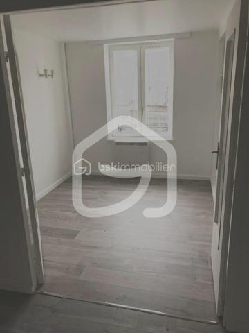 Au 1 Rue Notre Dame, en plein cœur de Dammartin-en-Goële, BSK Immobilier vous propose en exclusivité cet immeuble de rapport à usage mixte, entièrement loué, pour un investisseur à la recherche d'un rendement solide et sécurisé.

Immeuble ancien de caractère (construction antérieure à 1948), édifié sur 3 niveaux, d'une superficie globale d'environ 255 m² (référence cadastrale AB n°90).

Composition de l'immeuble
2 studios au 3ème étage
2 appartements de type F3 aux 1er et 2ème étages
1 local commercial en rez-de-chaussée (bail commercial, activité de restauration — bar, brasserie, restaurant), avec cave et cour privative

Chaque appartement dispose de son propre compteur électrique et de son propre compteur d'eau (en cours ), garantissant une répartition simple et individualisée des charges pour chaque locataire.

Tous les lots sont actuellement loués.

Rentabilité
Loyers annuels perçus : ≈ 40 950 € / an (hors charges)
Rendement brut : 10,5 %
Appartements confiés en gestion locative professionnelle avec garantie loyers impayés — sécurisation totale de la rente pour l'investisseur
Local commercial en bail commercial ancien, loué depuis le 9 septembre 2014 — plus de 10 ans d'ancienneté locative, gage de stabilité
La taxe foncière est prise en charge à hauteur de 60 % par le locataire commercial, ce qui allège significativement les charges du propriétaire
Un bien qui se valorise déjà
Les 4 ballons d'eau chaude de l'immeuble ont été remplacés apres avoir effectué les diagnostics , factures des travaux présentées sur demande
Un studio du 3ème étage a été entièrement rénové : cuisine et salle de douche refaites à neuf, rénovation complète du lot

DPE actuel : classe G (432 kWh/m²/an — 17 kg CO2/m²/an)

Un audit énergétique réglementaire a été réalisé, proposant un scénario de rénovation performante permettant d'atteindre la classe A (64 kWh/m²/an), avec un parcours de travaux détaillé et chiffré, disponible sur demande
Une évolution réglementaire favorable au 1er janvier 2027

Un arrêté publié au Journal officiel le 26 août 2026 abaisse le coefficient de conversion de l'énergie électrique utilisé dans le calcul du DPE, de 1,9 à 1,7, à compter du 1er janvier 2027. Cet immeuble étant chauffé à l'électricité, cette évolution réglementaire — combinée aux travaux déjà engagés par le propriétaire (remplacement des ballons d'eau chaude, rénovation d'un studio) — laisse entrevoir une amélioration mécanique du classement énergétique dans les prochains mois, sans travaux supplémentaires à engager par l'acquéreur.

Un marché porteur

Le secteur de Dammartin-en-Goële affiche une progression continue des prix au m² : de 2 817 €/m² en 2018 à 3 287 €/m² en 2025 selon les données DVF, soit +17 % en 7 ans — un contexte favorable à la valorisation patrimoniale de l'actif sur la durée de détention.

En synthèse

Un immeuble mixte entièrement loué, offrant un rendement brut de 10,5 % sécurisé par une garantie loyers impayés et un bail commercial ancien et stable, avec des travaux déjà engagés et un potentiel d'amélioration énergétique porté par l'évolution réglementaire de 2027. Un profil d'actif rare pour l'investisseur en quête de cash-flow immédiat et de valorisation patrimoniale.

Prix de vente : 390 000 € FAI

Dossier de diagnostics techniques complet et factures de travaux disponibles sur demande. Visite possible rapidement.

Marc Verrecchia
Mandataire Immobilier BSK Immobilier — Carte T CPI 3101 2018 000 030 369
07 56 88 10 57 — m.verrecchia@bskimmobilier.com