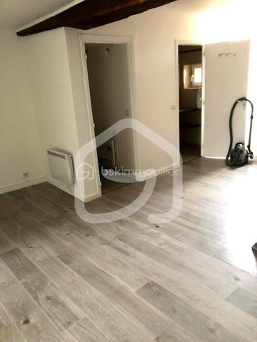 Au 1 Rue Notre Dame, en plein cœur de Dammartin-en-Goële, BSK Immobilier vous propose en exclusivité cet immeuble de rapport à usage mixte, entièrement loué, pour un investisseur à la recherche d'un rendement solide et sécurisé.

Immeuble ancien de caractère (construction antérieure à 1948), édifié sur 3 niveaux, d'une superficie globale d'environ 255 m² (référence cadastrale AB n°90).

Composition de l'immeuble
2 studios au 3ème étage
2 appartements de type F3 aux 1er et 2ème étages
1 local commercial en rez-de-chaussée (bail commercial, activité de restauration — bar, brasserie, restaurant), avec cave et cour privative

Chaque appartement dispose de son propre compteur électrique et de son propre compteur d'eau (en cours ), garantissant une répartition simple et individualisée des charges pour chaque locataire.

Tous les lots sont actuellement loués.

Rentabilité
Loyers annuels perçus : ≈ 40 950 € / an (hors charges)
Rendement brut : 10,5 %
Appartements confiés en gestion locative professionnelle avec garantie loyers impayés — sécurisation totale de la rente pour l'investisseur
Local commercial en bail commercial ancien, loué depuis le 9 septembre 2014 — plus de 10 ans d'ancienneté locative, gage de stabilité
La taxe foncière est prise en charge à hauteur de 60 % par le locataire commercial, ce qui allège significativement les charges du propriétaire
Un bien qui se valorise déjà
Les 4 ballons d'eau chaude de l'immeuble ont été remplacés apres avoir effectué les diagnostics , factures des travaux présentées sur demande
Un studio du 3ème étage a été entièrement rénové : cuisine et salle de douche refaites à neuf, rénovation complète du lot

DPE actuel : classe G (432 kWh/m²/an — 17 kg CO2/m²/an)

Un audit énergétique réglementaire a été réalisé, proposant un scénario de rénovation performante permettant d'atteindre la classe A (64 kWh/m²/an), avec un parcours de travaux détaillé et chiffré, disponible sur demande
Une évolution réglementaire favorable au 1er janvier 2027

Un arrêté publié au Journal officiel le 26 août 2026 abaisse le coefficient de conversion de l'énergie électrique utilisé dans le calcul du DPE, de 1,9 à 1,7, à compter du 1er janvier 2027. Cet immeuble étant chauffé à l'électricité, cette évolution réglementaire — combinée aux travaux déjà engagés par le propriétaire (remplacement des ballons d'eau chaude, rénovation d'un studio) — laisse entrevoir une amélioration mécanique du classement énergétique dans les prochains mois, sans travaux supplémentaires à engager par l'acquéreur.

Un marché porteur

Le secteur de Dammartin-en-Goële affiche une progression continue des prix au m² : de 2 817 €/m² en 2018 à 3 287 €/m² en 2025 selon les données DVF, soit +17 % en 7 ans — un contexte favorable à la valorisation patrimoniale de l'actif sur la durée de détention.

En synthèse

Un immeuble mixte entièrement loué, offrant un rendement brut de 10,5 % sécurisé par une garantie loyers impayés et un bail commercial ancien et stable, avec des travaux déjà engagés et un potentiel d'amélioration énergétique porté par l'évolution réglementaire de 2027. Un profil d'actif rare pour l'investisseur en quête de cash-flow immédiat et de valorisation patrimoniale.

Prix de vente : 390 000 € FAI

Dossier de diagnostics techniques complet et factures de travaux disponibles sur demande. Visite possible rapidement.

Marc Verrecchia
Mandataire Immobilier BSK Immobilier — Carte T CPI 3101 2018 000 030 369
07 56 88 10 57 — m.verrecchia@bskimmobilier.com