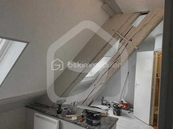 Au 1 Rue Notre Dame, en plein cœur de Dammartin-en-Goële, BSK Immobilier vous propose en exclusivité cet immeuble de rapport à usage mixte, entièrement loué, pour un investisseur à la recherche d'un rendement solide et sécurisé.

Immeuble ancien de caractère (construction antérieure à 1948), édifié sur 3 niveaux, d'une superficie globale d'environ 255 m² (référence cadastrale AB n°90).

Composition de l'immeuble
2 studios au 3ème étage
2 appartements de type F3 aux 1er et 2ème étages
1 local commercial en rez-de-chaussée (bail commercial, activité de restauration — bar, brasserie, restaurant), avec cave et cour privative

Chaque appartement dispose de son propre compteur électrique et de son propre compteur d'eau (en cours ), garantissant une répartition simple et individualisée des charges pour chaque locataire.

Tous les lots sont actuellement loués.

Rentabilité
Loyers annuels perçus : ≈ 40 950 € / an (hors charges)
Rendement brut : 10,5 %
Appartements confiés en gestion locative professionnelle avec garantie loyers impayés — sécurisation totale de la rente pour l'investisseur
Local commercial en bail commercial ancien, loué depuis le 9 septembre 2014 — plus de 10 ans d'ancienneté locative, gage de stabilité
La taxe foncière est prise en charge à hauteur de 60 % par le locataire commercial, ce qui allège significativement les charges du propriétaire
Un bien qui se valorise déjà
Les 4 ballons d'eau chaude de l'immeuble ont été remplacés apres avoir effectué les diagnostics , factures des travaux présentées sur demande
Un studio du 3ème étage a été entièrement rénové : cuisine et salle de douche refaites à neuf, rénovation complète du lot

DPE actuel : classe G (432 kWh/m²/an — 17 kg CO2/m²/an)

Un audit énergétique réglementaire a été réalisé, proposant un scénario de rénovation performante permettant d'atteindre la classe A (64 kWh/m²/an), avec un parcours de travaux détaillé et chiffré, disponible sur demande
Une évolution réglementaire favorable au 1er janvier 2027

Un arrêté publié au Journal officiel le 26 août 2026 abaisse le coefficient de conversion de l'énergie électrique utilisé dans le calcul du DPE, de 1,9 à 1,7, à compter du 1er janvier 2027. Cet immeuble étant chauffé à l'électricité, cette évolution réglementaire — combinée aux travaux déjà engagés par le propriétaire (remplacement des ballons d'eau chaude, rénovation d'un studio) — laisse entrevoir une amélioration mécanique du classement énergétique dans les prochains mois, sans travaux supplémentaires à engager par l'acquéreur.

Un marché porteur

Le secteur de Dammartin-en-Goële affiche une progression continue des prix au m² : de 2 817 €/m² en 2018 à 3 287 €/m² en 2025 selon les données DVF, soit +17 % en 7 ans — un contexte favorable à la valorisation patrimoniale de l'actif sur la durée de détention.

En synthèse

Un immeuble mixte entièrement loué, offrant un rendement brut de 10,5 % sécurisé par une garantie loyers impayés et un bail commercial ancien et stable, avec des travaux déjà engagés et un potentiel d'amélioration énergétique porté par l'évolution réglementaire de 2027. Un profil d'actif rare pour l'investisseur en quête de cash-flow immédiat et de valorisation patrimoniale.

Prix de vente : 390 000 € FAI

Dossier de diagnostics techniques complet et factures de travaux disponibles sur demande. Visite possible rapidement.

Marc Verrecchia
Mandataire Immobilier BSK Immobilier — Carte T CPI 3101 2018 000 030 369
07 56 88 10 57 — m.verrecchia@bskimmobilier.com