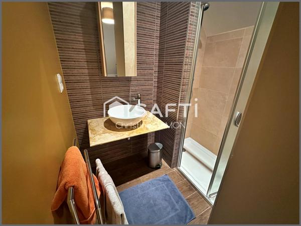 Chaumière contemporaine avec piscine