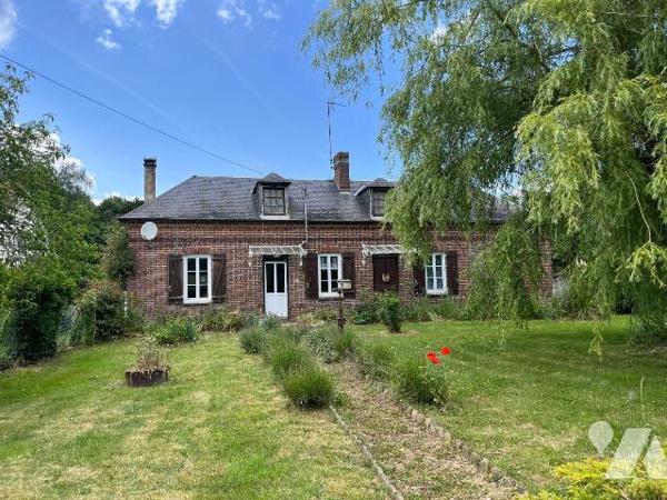 Cette charmante maison en briques à rénover de 80,38 m² couverte en ardoises est située sur la ...