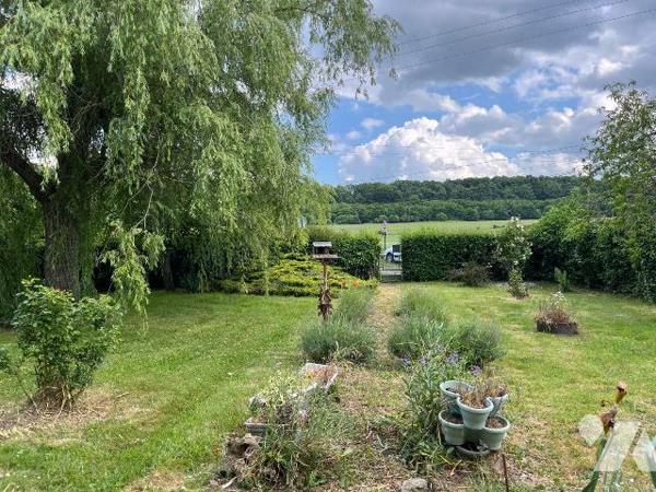 Cette charmante maison en briques à rénover de 80,38 m² couverte en ardoises est située sur la ...