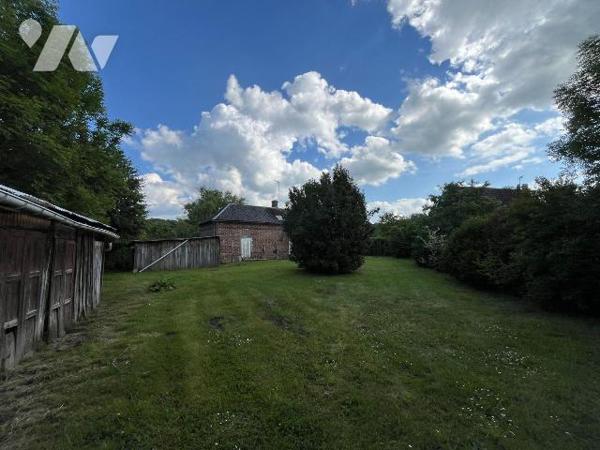 Cette charmante maison en briques à rénover de 80,38 m² couverte en ardoises est située sur la ...