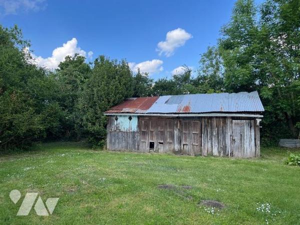 Cette charmante maison en briques à rénover de 80,38 m² couverte en ardoises est située sur la ...