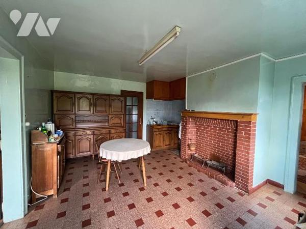 Cette charmante maison en briques à rénover de 80,38 m² couverte en ardoises est située sur la ...