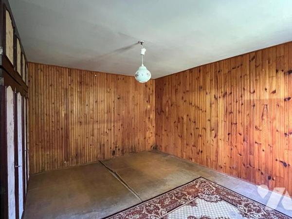 Cette charmante maison en briques à rénover de 80,38 m² couverte en ardoises est située sur la ...