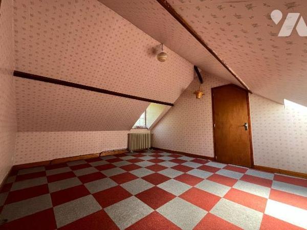 Cette charmante maison en briques à rénover de 80,38 m² couverte en ardoises est située sur la ...