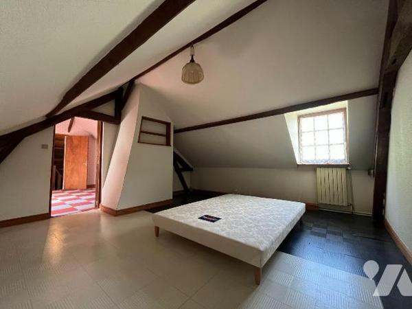 Cette charmante maison en briques à rénover de 80,38 m² couverte en ardoises est située sur la ...