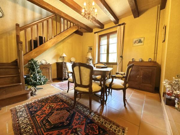 Propriété 5 chambres au bord du lot avec dépendance et garage. Soturac (46700)