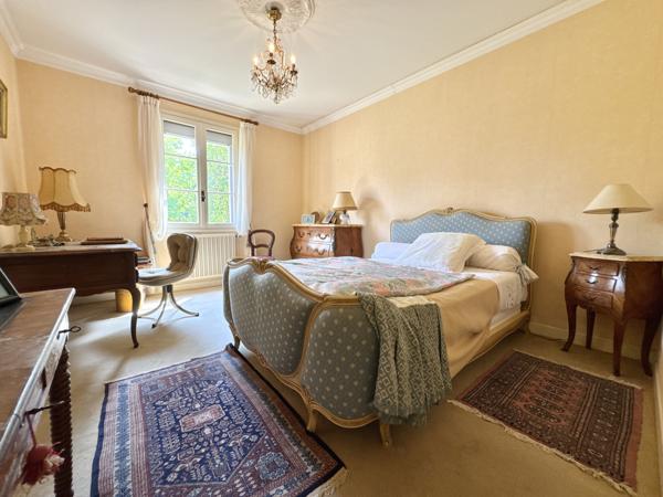 Propriété 5 chambres au bord du lot avec dépendance et garage. Soturac (46700)