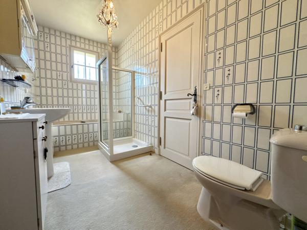 Propriété 5 chambres au bord du lot avec dépendance et garage. Soturac (46700)