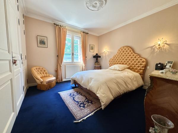 Propriété 5 chambres au bord du lot avec dépendance et garage. Soturac (46700)