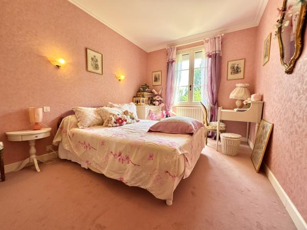 Propriété 5 chambres au bord du lot avec dépendance et garage. Soturac (46700)