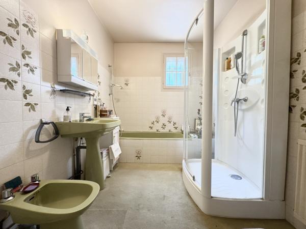 Propriété 5 chambres au bord du lot avec dépendance et garage. Soturac (46700)