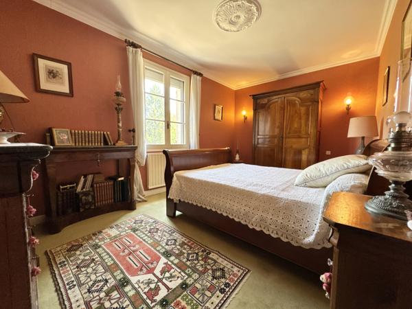 Propriété 5 chambres au bord du lot avec dépendance et garage. Soturac (46700)