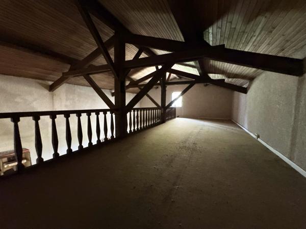 Propriété 5 chambres au bord du lot avec dépendance et garage. Soturac (46700)