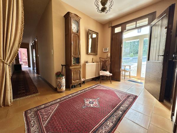 Propriété 5 chambres au bord du lot avec dépendance et garage. Soturac (46700)