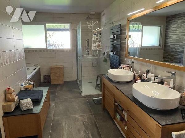 A VENDRE AVEC RESERVE DU DROIT D'USAGE ET D'HABITATION AU PROFIT DU VENDEUR :
Une maison d'hab...