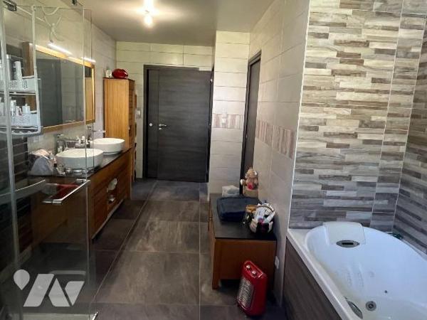 A VENDRE AVEC RESERVE DU DROIT D'USAGE ET D'HABITATION AU PROFIT DU VENDEUR :
Une maison d'hab...