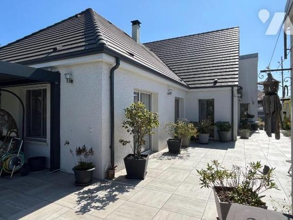 A VENDRE AVEC RESERVE DU DROIT D'USAGE ET D'HABITATION AU PROFIT DU VENDEUR :
Une maison d'hab...