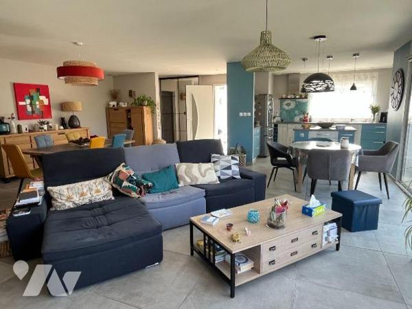 A VENDRE AVEC RESERVE DU DROIT D'USAGE ET D'HABITATION AU PROFIT DU VENDEUR :
Une maison d'hab...