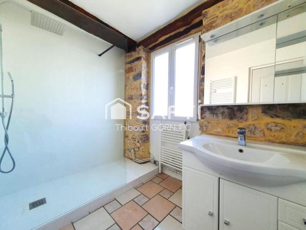 Maison de ville comme neuve avec pierres apparentes