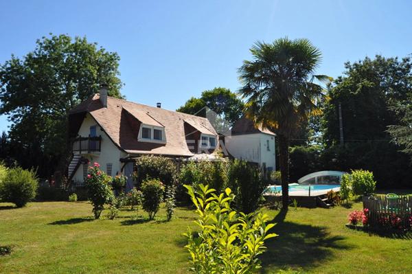 Maison avec piscine et gîte à Ménesplet.