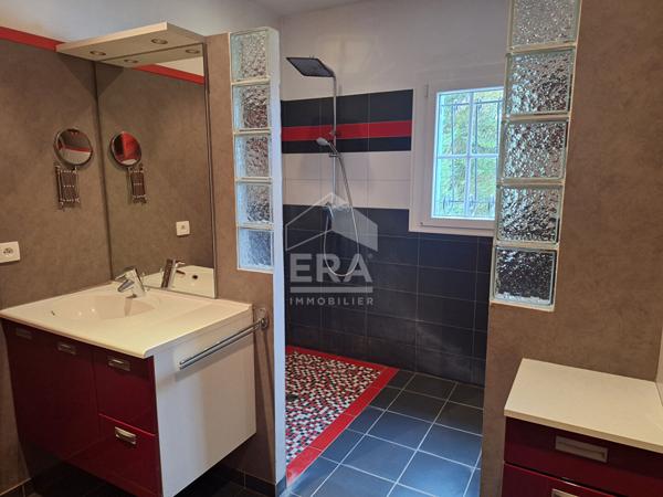 Maison avec piscine et gîte à Ménesplet.