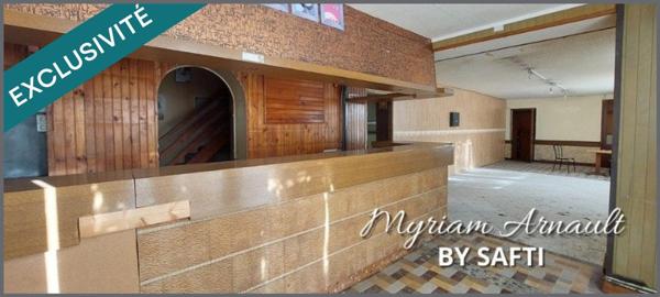 ENSEMBLE IMMOBILIER A RENOVER AVEC JARDIN ET SALLE DE SPECTACLES