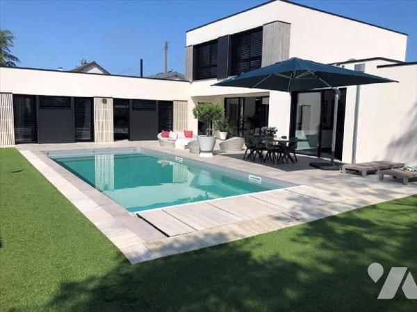 Maison contemporaine avec piscine au calme 223 m2

Située dans un quartier calme, cette superbe...