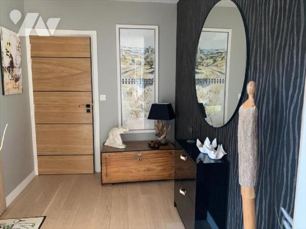 Maison contemporaine avec piscine au calme 223 m2

Située dans un quartier calme, cette superbe...