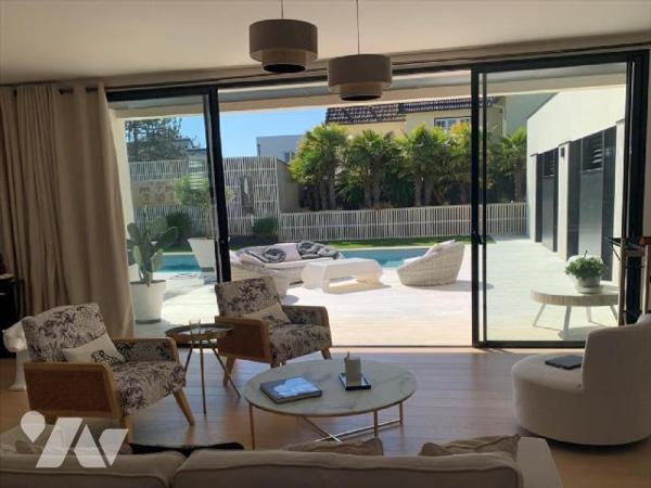 Maison contemporaine avec piscine au calme 223 m2

Située dans un quartier calme, cette superbe...