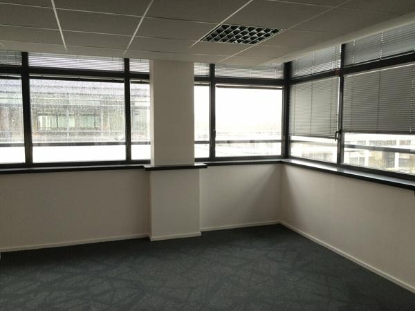 TOURS BUREAUX A LOUER de 44 M² A 2409 M² PARKINGS