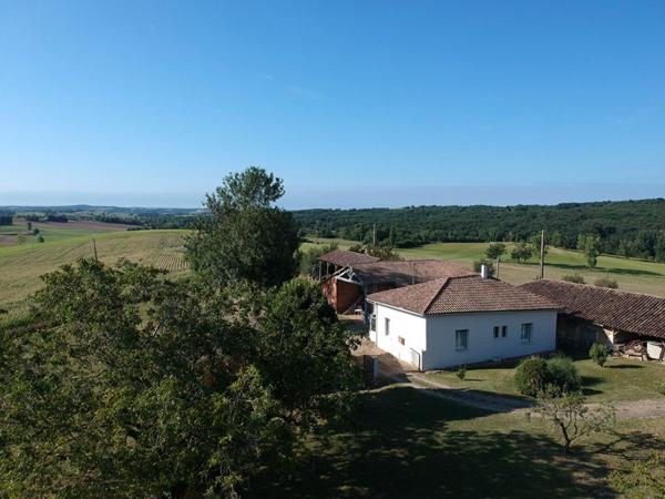 82300, Montalzat  Fermette isolée avec  maison habitable de suite , dépendances et terrains